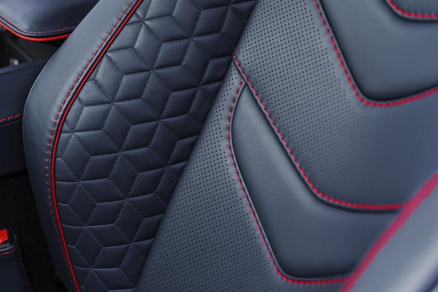 Детали интерьера Aston Martin DBS Superleggera 2018 года  (WW) (фото 23 из 46)
